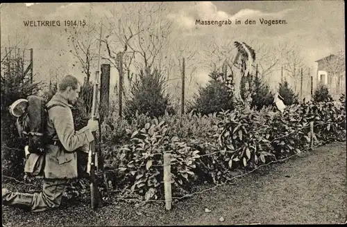 Ak Weltkrieg 1914/15, Massengrab in den Vogesen, deutscher Soldat am Grab gefallener Kameraden