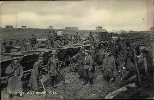 Ak Kriegsgefangene beim Bahnbau, 1. WK