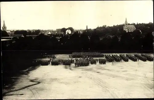 Foto Ak Deutsche Soldatenkompanie auf einem Exerzierplatz, Paradeaufstellung