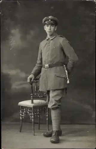 Foto Ak Deutscher Soldat in Uniform, Standportrait, Rudolf Wintergerst