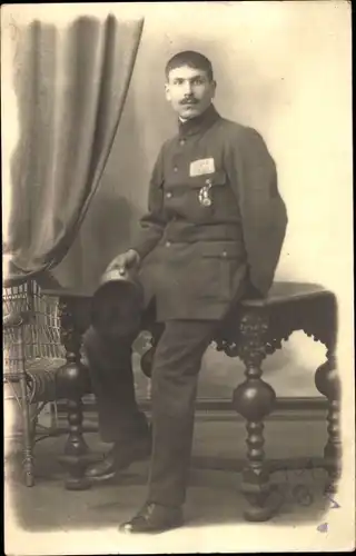 Foto Ak Französischer Soldat in Uniform, Kriegsgefangenenlager Giessen