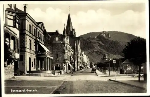 Ak Gestade Bernkastel Kues im Moseltal, Straßenpartie mit Blick zur Kirche und Burg