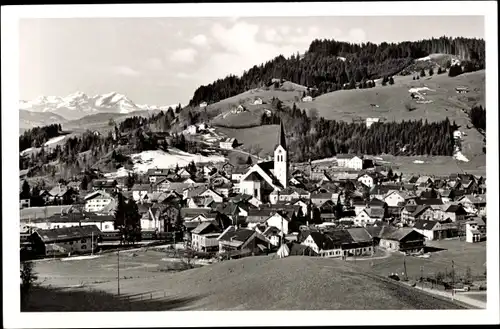 Ak Oberstaufen im Oberallgäu, Teilansicht vom Ort, Kirche