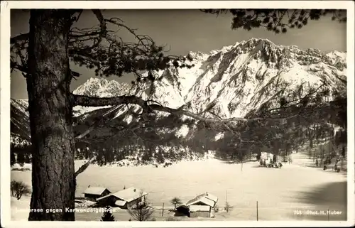 Ak Mittenwald in Oberbayern, Lautersee, Blick gegen Karwendelgebirge, Winteransicht