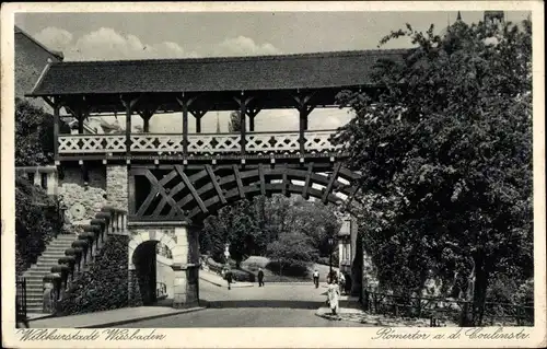 Ak Wiesbaden in Hessen, Weltkulturstadt, Römertor a. d. Coulinstraße, Passanten