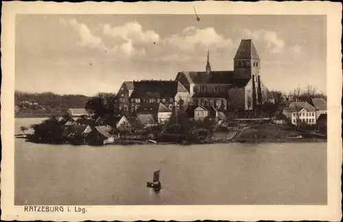Ak Ratzeburg im Herzogtum Lauenburg, Blick auf den Ort, Kirche, Segelboot