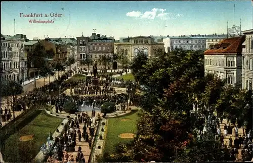 Ak Frankfurt Oder, Blick auf den Wilhelmsplatz, Menschen, Denkmal