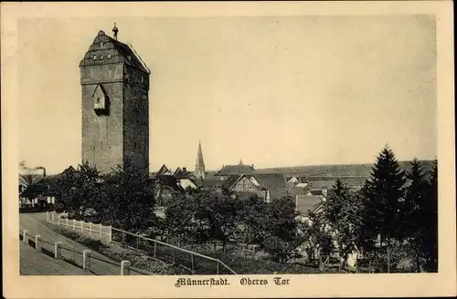 Ak Münnerstadt Unterfranken, Oberes Tor mit Blick auf den Ort