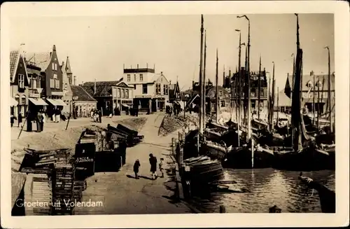 Ak Volendam Nordholland Niederlande, Boote am Anleger, Straßenpartie