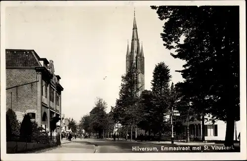 Ak Hilversum Nordholland Niederlande, Emmastraat met St. Vituskerk