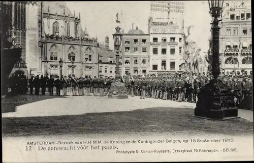 Ak Amsterdam Nordholland, Bezoek de Koningin der Belgen 1910, De eerewacht voor het paleis