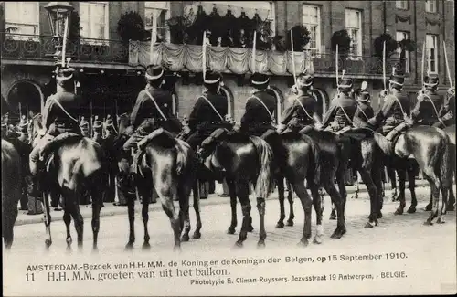 Ak Amsterdam Nordholland, Bezoek de Koningin der Belgen 1910, H.H. M. M. groeten van uit het balkon