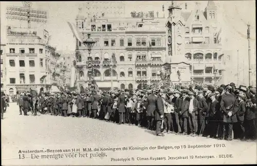 Ak Amsterdam Nordholland, Bezoek de Koningin der Belgen 1910, De menigte voor het paleis