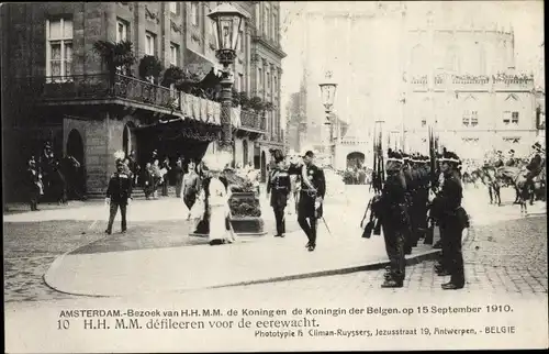 Ak Amsterdam Nordholland, Bezoek de Koningin der Belgen 1910, Defileeren voor de eerewacht