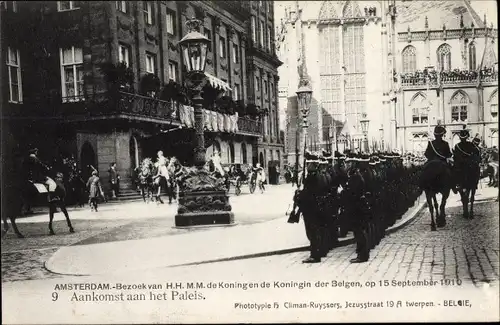 Ak Amsterdam Nordholland, Bezoek de Koningin der Belgen 1910, Aankomst aan het Paleis