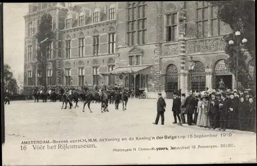 Ak Amsterdam Nordholland, Bezoek de Koningin der Belgen 1910, Voor het Rijksmuseum