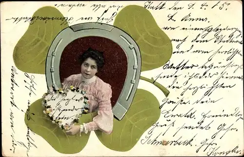 Ak Frau mit Blumenherz, Kleeblatt, Hufeisen