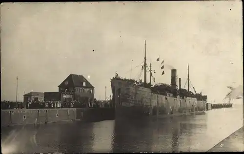 Foto Ak Dampfer in einem Hafen, Truppentransporter