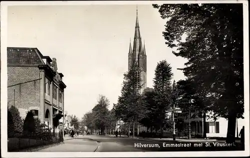 Ak Hilversum Nordholland Niederlande, Emmastraat met St. Vituskerk