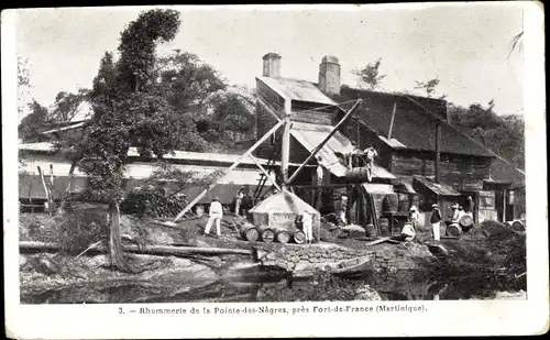 Ak Fort de France Martinique, Rhummerie de la Pointe des Negres, Rhum Chauvet, Rumfässer, Kran