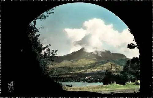 Ak Saint Pierre Martinique, La Montagne Pelee vue a travers le Tunnel du Corbet