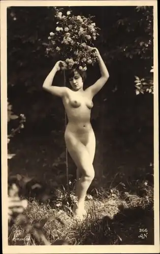 Foto Frauenakt, nackte Frau an einem Rosenstock, Busen