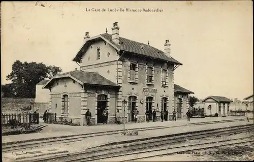 Ak Luneville Blamont Radonviller Meurthe et Moselle, La Gare, Bahnhof, Gleisseite