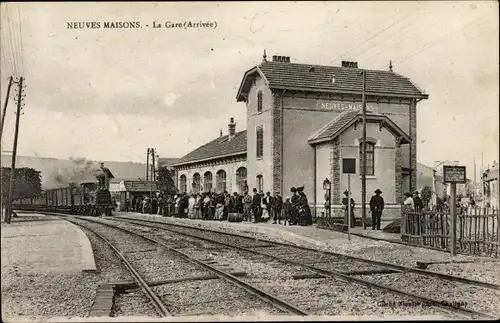 Ak Neuves Maisons Meurthe et Moselle, La Gare, Bahnhof, Gleisseite