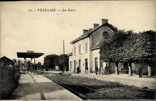 Ak Vezelise Meurthe et Moselle, La Gare, Bahnhof, Gleisseite