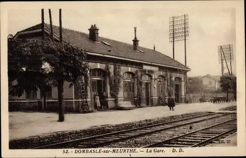 Ak Dombasle sur Meurte et Moselle, La Gare, Bahnhof, Gleisseite