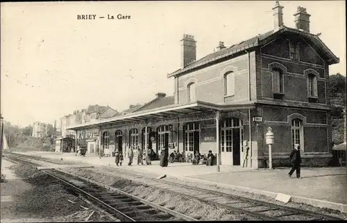 Ak Briey Lothringen Meurthe et Moselle, La Gare, Bahnhof, Gleisseite