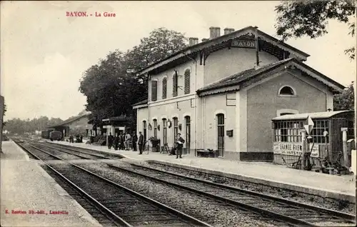 Ak Bayon Meurthe et Moselle Elsass Lothringen, La Gare, Bahnhof, Gleisseite