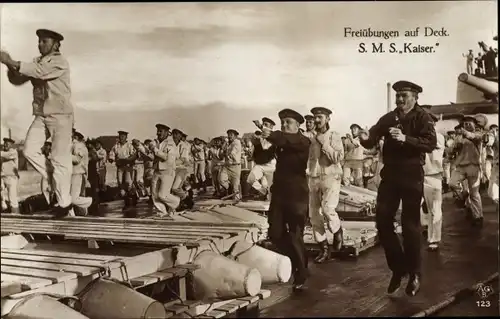 Ak Deutsches Kriegsschiff SMS Kaiser, Freiübungen auf Deck, Seeleute