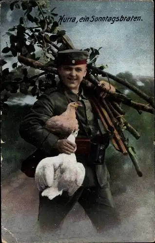Ak Hurra, ein Sonntagsbraten, junger Soldat mit Hühnern und Brennholz, Requisition