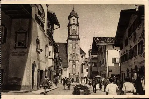 Ak Mittenwald, Blick in die Hauptstraße, Kirche, Passanten