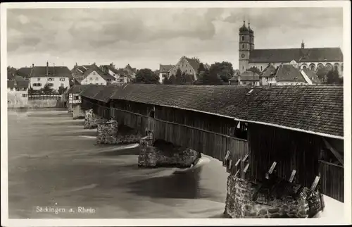 Ak Bad Säckingen am Hochrhein, Überdachte Brücke, Kirche