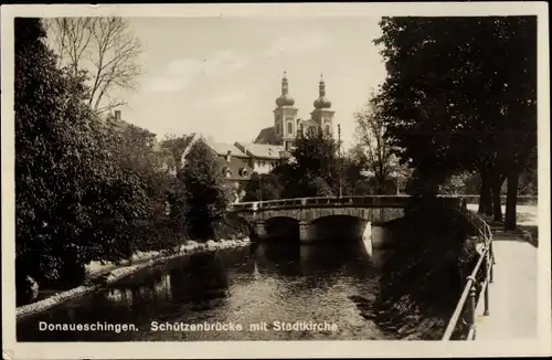 Ak Donaueschingen im Schwarzwald, Schützenbrücke mit Stadtkirche