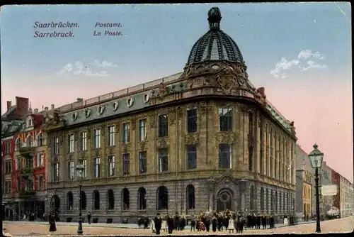 Ak Saarbrücken im Saarland, Neues Postamt, Straßenpartie