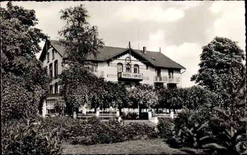 Ak Sielbeck Eutin in Ostholstein, Hotel zum Uklei, Gesamtansicht, Blick aus dem Vorgarten