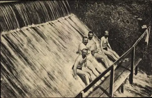Ak Männer baden in einem Wehr, Soldatenleben, I WK