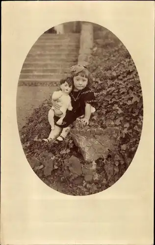 Foto Ak Mädchen mit Puppe, Portrait