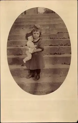 Foto Ak Mädchen mit Puppe, Portrait