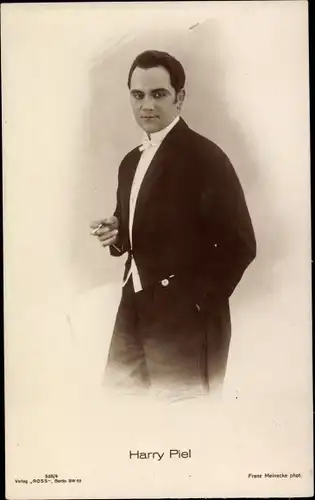 Ak Schauspieler Harry Piel, Portrait, Zigarette