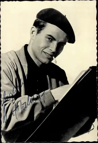 Ak Schauspieler Horst Buchholz, Portrait mit Barret und Zigarette, Autogramm