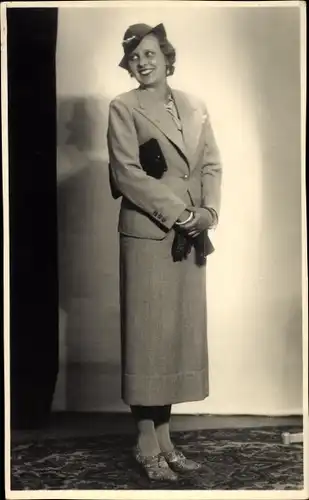 Foto Ak Schauspielerin Erna Bergener, Standportrait, Wien 1935, Autogramm