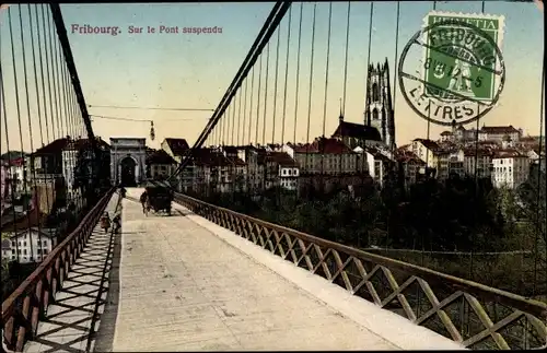Ak Fribourg Freiburg Stadt Schweiz, Sur le Pont suspendu