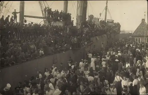 Foto Ak Dampfer in einem Hafen, Deutsche Soldaten in Uniformen, Truppentransporter