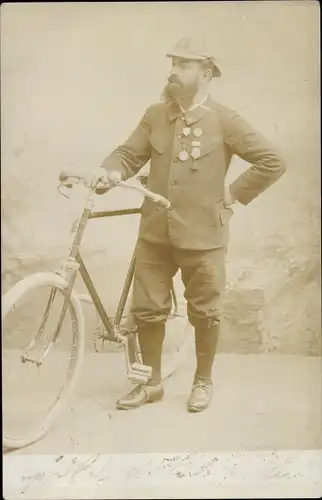 Foto Ak Unterstrass Zürich Stadt Schweiz, Hotel Sonne, Mann mit Orden, Fahrrad