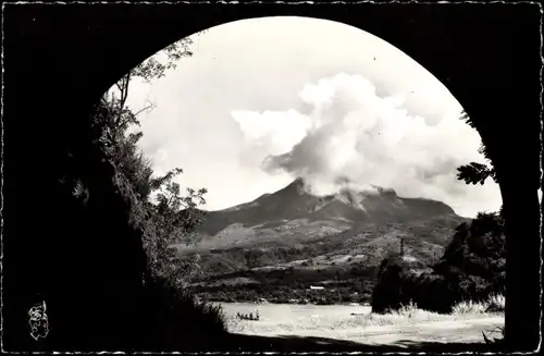 Ak Saint Pierre Martinique, La Montagne Pelee vue a travers le Tunnel du Corbet