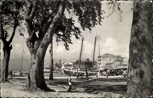 Ak Pointe à Pitre Guadeloupe, Un coin de la Darse, vu à travers les arabes de la place, Segelschiffe